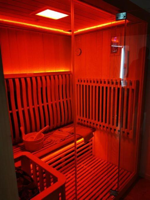 Spabyelleetlui Spa Rouge Ou Bleu Mouscron Exterior photo